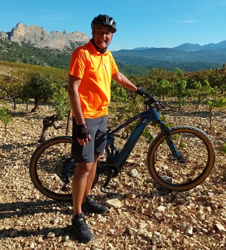 Balade accompagnée à vélo autour des dentelles de Montmirail avec Vélo Vaucluse Découverte