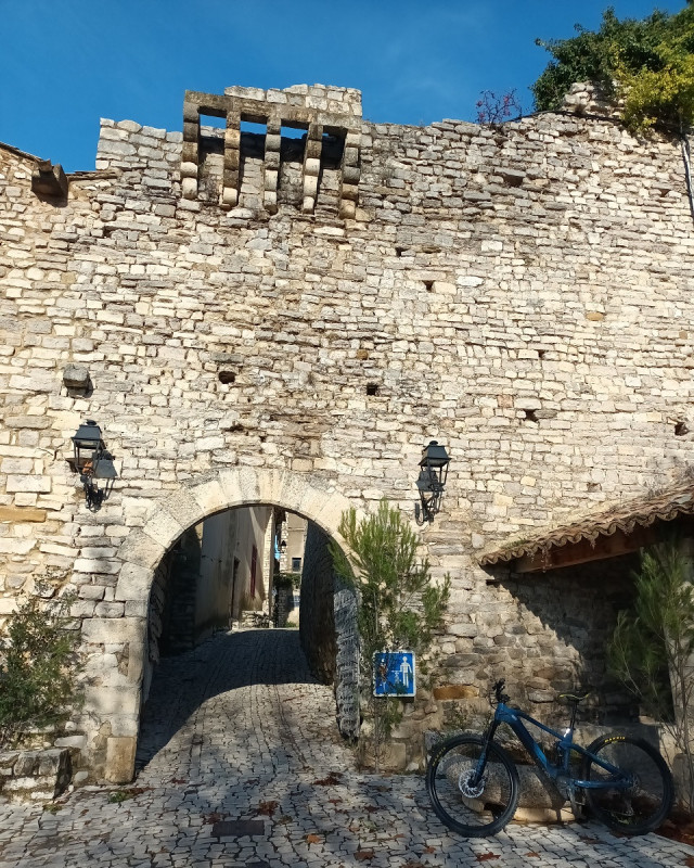 Balade accompagnée à vélo autour des dentelles de Montmirail avec Vélo Vaucluse Découverte