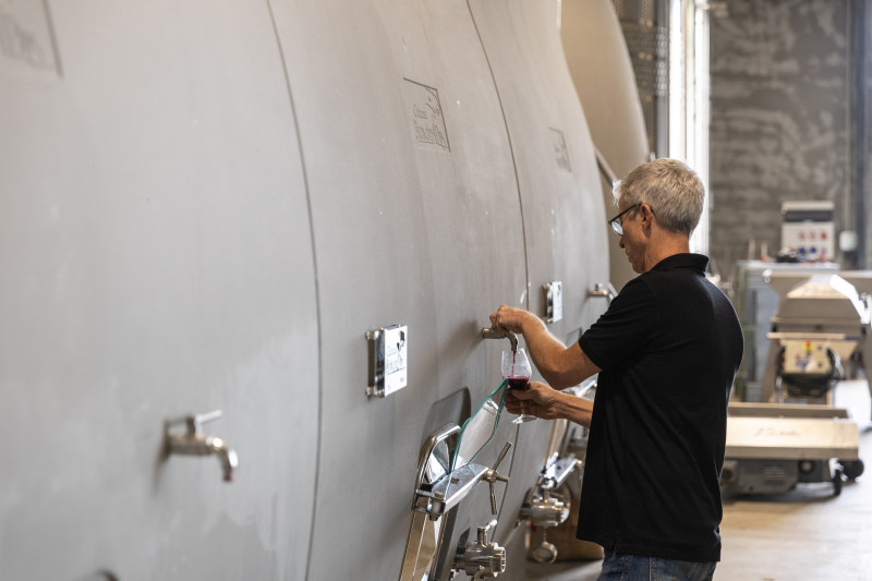 Visite guidée de la Cuverie, du chai, dégustation sur cuve et plateau apéritif_Mazan